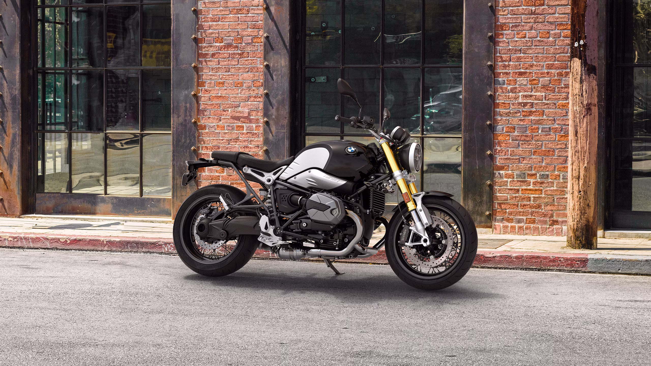 BMW R nine T's card image