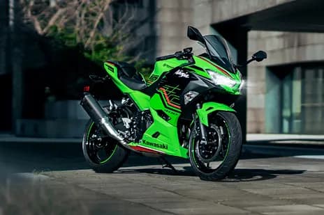 Kawasaki Ninja 400's card image